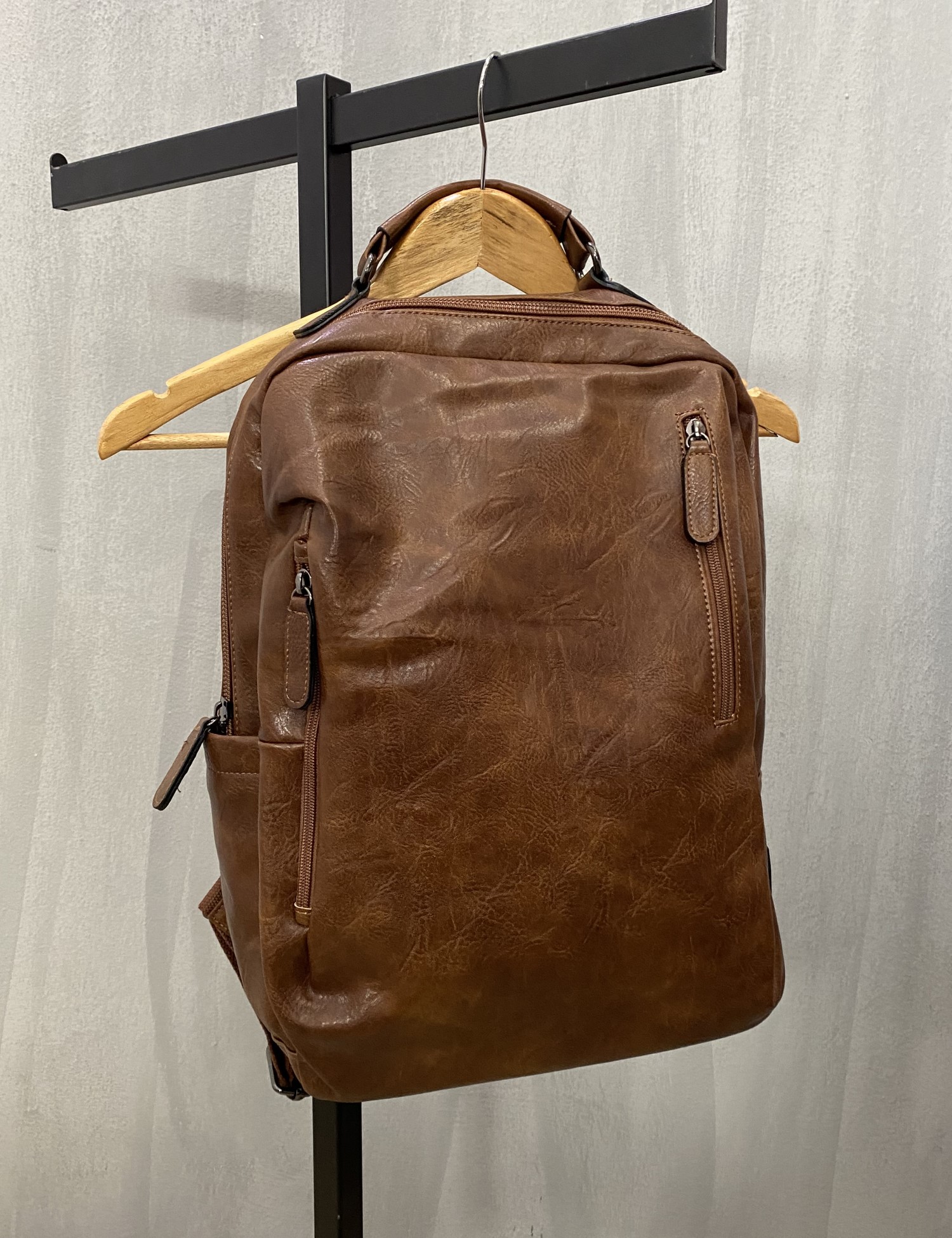 Ανδρικό καφέ σακίδιο πλάτης με εξωτερικές τσέπες PB0930 φωτογραφία